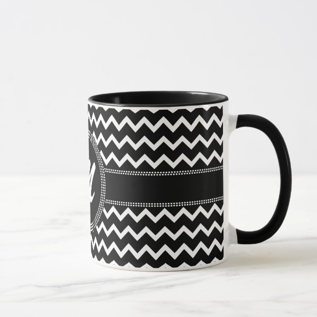 Mug Zigzag chic du monogramme M de Chevron en noir et (Droite)