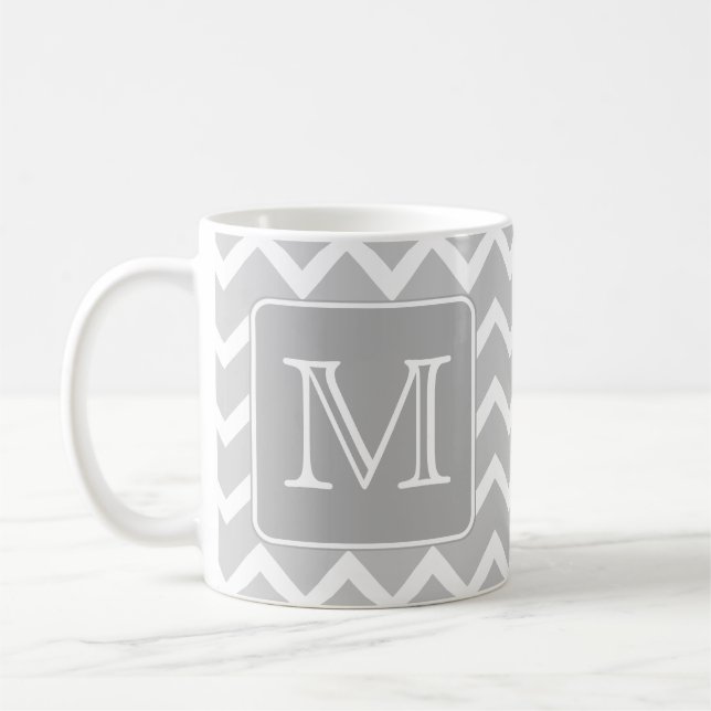 Mug Zigzags gris et blancs avec le monogramme fait sur (Gauche)