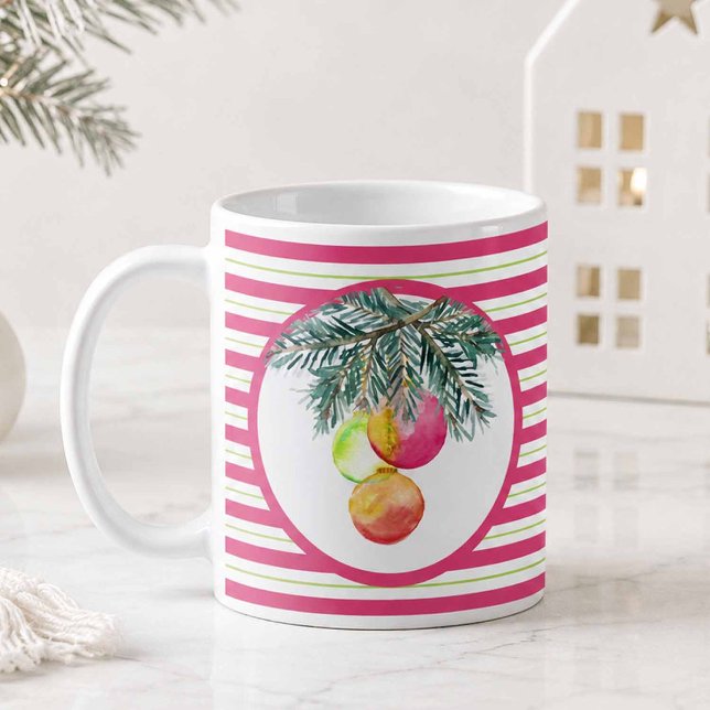 Mugs de Noël mignons rose et vert (Pink Christmas coffee mugs designed with hand painted baubles and pine boughs.)