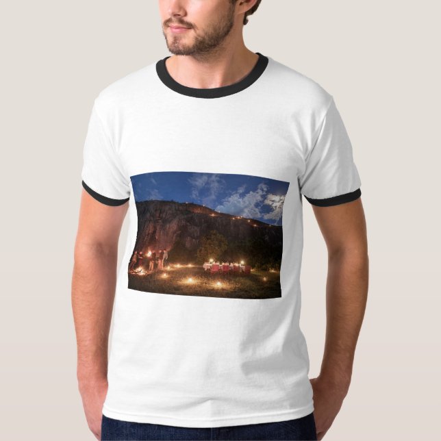 Murugi porte le T-shirt Ringer de base pour hommes (Devant)