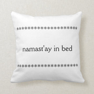 Namast'ay dans le coussin de lit