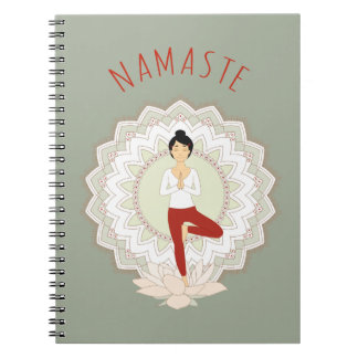Namaste dans la pose d'arbre - carnet d'Asana de