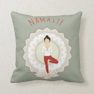 Namaste dans la pose d'arbre - coussin d'Asana de