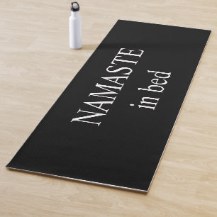 Namaste dans le tapis de yoga de lit