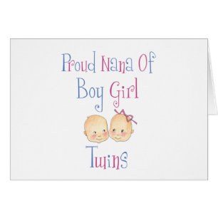 Nana fière des jumelles de fille de garçon