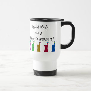 Nana fière d'une tasse de voyage d'étudiant de