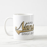Nana Grand-mère Mug "AKA Nana depuis..."<br><div class="desc">Nana Grand-mère Mug "AKA Nana depuis... " Personnalisez en supprimant "AKA Nana depuis 2009" et "Nous vous aimons tant, Steven, Sarah, Karen, Robbie et Shana." Choisissez ensuite votre style de police, taille, couleur et libellé préférés pour personnaliser votre tasse ! Créez un cadeau simple en ajoutant quelques bonbons à la...</div>