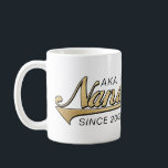 Nana Grand-mère Mug "AKA Nana depuis..."<br><div class="desc">Nana Grand-mère Mug "AKA Nana depuis... " Personnalisez en supprimant "AKA Nana depuis 2009" et "Nous vous aimons tant, Steven, Sarah, Karen, Robbie et Shana." Choisissez ensuite votre style de police, taille, couleur et libellé préférés pour personnaliser votre tasse ! Créez un cadeau simple en ajoutant quelques bonbons à la...</div>