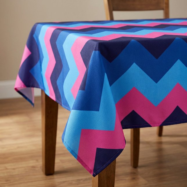 Nappe à motif chevron rose bleu clair grande taill (Cool Blue Pink Chevron Pattern Large Tablecloth covering a table in a home.)