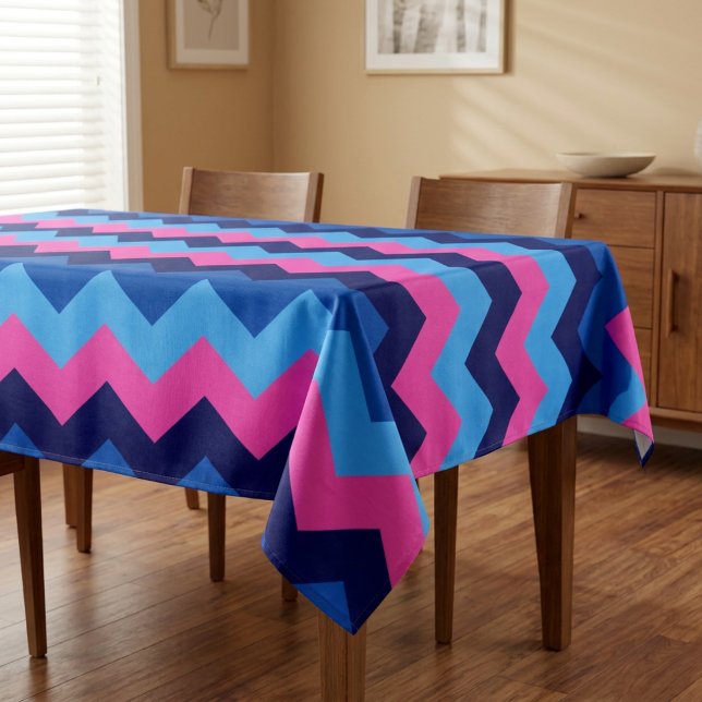 Nappe à motif chevron rose bleu clair petite (Cool Blue Pink Chevron Pattern Small Tablecloth covering a table in a dining room in a home.)