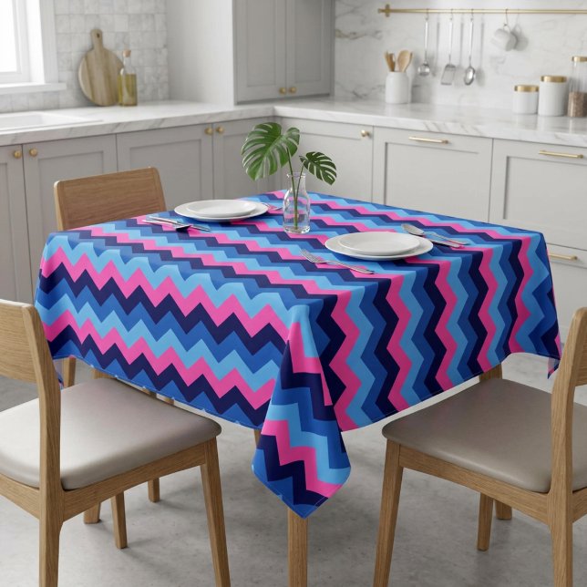 Nappe à motif chevron rose bleu clair petite (Cool Blue Pink Chevron Pattern Small Tablecloth covering a small table in a modern style kitchen.)
