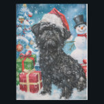 Nappe Affenpinscher Winter Wonderland Christmas Joie<br><div class="desc">Ce design festif reflète l'esprit joyeux de la période des fêtes, avec un adorable petit portant un chapeau de Père Noël. Le chien est niché dans un pays des merveilles hivernales, avec un bonhomme de neige, un sapin de Noël décoré et des cadeaux joliment emballés. Les flocons de neige tombent...</div>