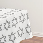Nappe Blanc élégant| ÉTOILE DE DAVID<br><div class="desc">ÉTOILE ÉTOILE DE DAVID Tablecloth, montrant avec un faux gris gris étoile de David dans un motif carrelé. Il s'agit d'un design minimaliste et simple et élégant, adapté aux fêtes et fêtes juives, comme le Chanoukah, la Pâque, Rosh Hashanah, le Bar/Bat mitzvah, etc. Le arrière - plan est blanc. Disponible...</div>