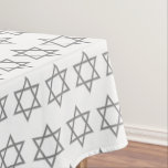 Nappe Blanc élégant| ÉTOILE DE DAVID<br><div class="desc">ÉTOILE ÉTOILE DE DAVID Tablecloth, montrant avec un faux gris gris étoile de David dans un motif carrelé. Il s'agit d'un design minimaliste et simple et élégant, adapté aux fêtes et fêtes juives, comme le Chanoukah, la Pâque, Rosh Hashanah, le Bar/Bat mitzvah, etc. Le arrière - plan est blanc. Disponible...</div>