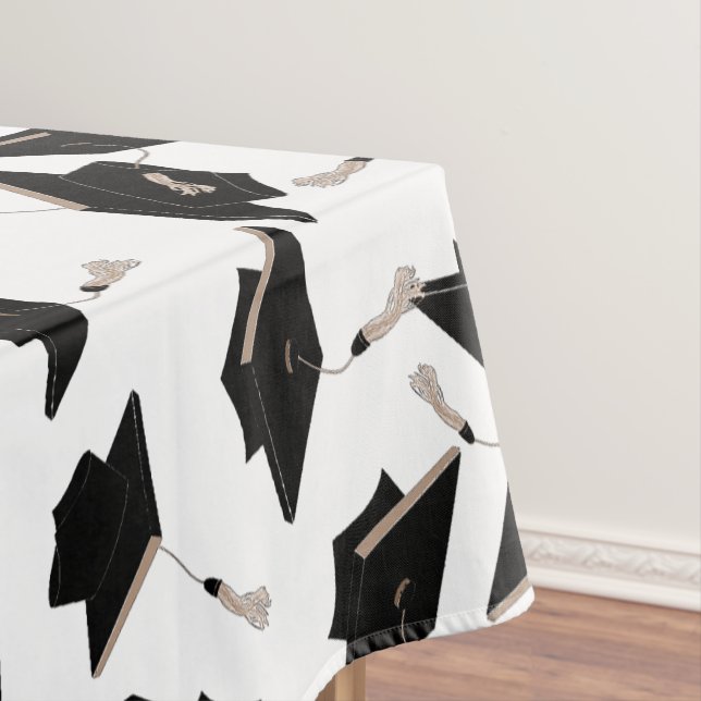 Nappe Casquettes de graduation noir jetées en l'air sur  (In Situ)