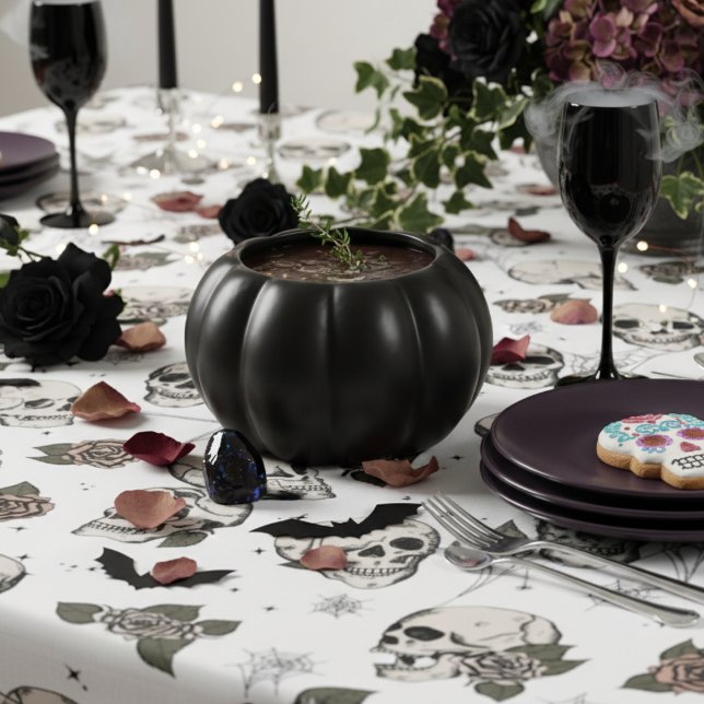Nappe Crânes gothiques noirs et blancs et Halloween Rose (White Goth Floral Skulls Halloween, Dia de los Muertos Tablecloth. Gothic Skull, Rose Flower Pattern)