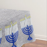 Nappe Décor à la maison argenté bleu-foncé de Hanoukka<br><div class="desc">Taille moyenne élégante 60 pouces par la nappe de regard de tissu d'argent de 84 pouces avec une frontière de bleu marine foncé Hanukiahs avec les bougies blanches. Examinez mon magasin pour assurer les plats coordonnés de partie, les plateaux servants, les serviettes et tout autre décor heureux de Chanukkah. Cette...</div>