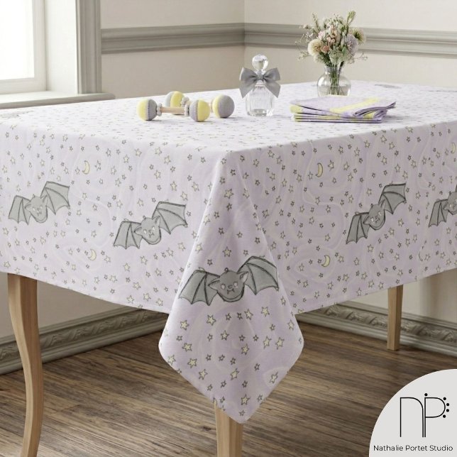 Nappe d'Halloween Chauve-Souris Violettes Mignonne (Hand drawn cute bat Halloween tablecloth with a whimsical spooky purple autumn party theme)