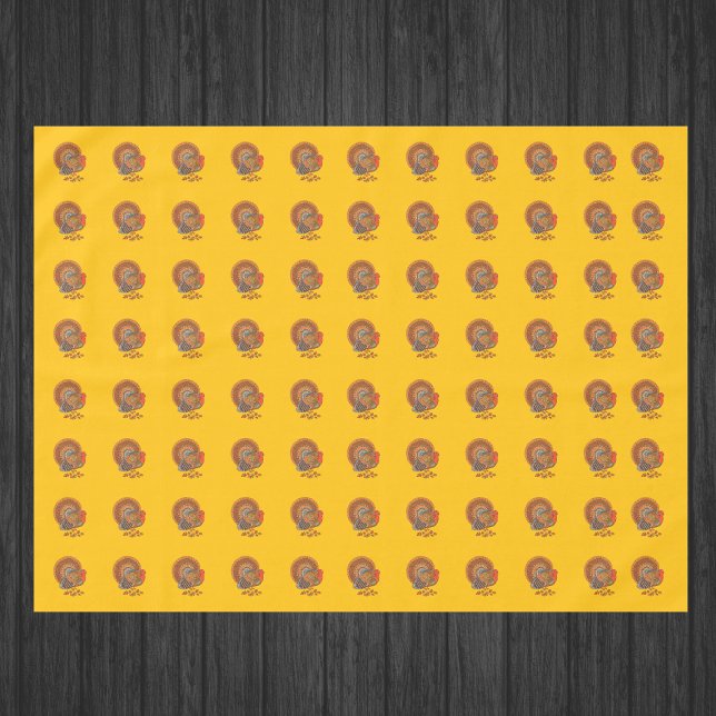 Nappe Dindons de Thanksgiving mâles Queue en éventail Or (Male turkeys fanned tails with orange brown feathers in leaves on golden Thanksgiving table cloths.)