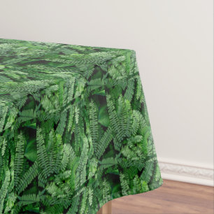 Nappe Dînez parmi les fougères vertes de Maidenhair : Na
