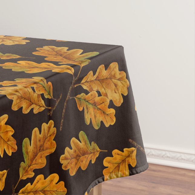 Nappe Feuilles de chêne automnal sur brun foncé (In Situ)