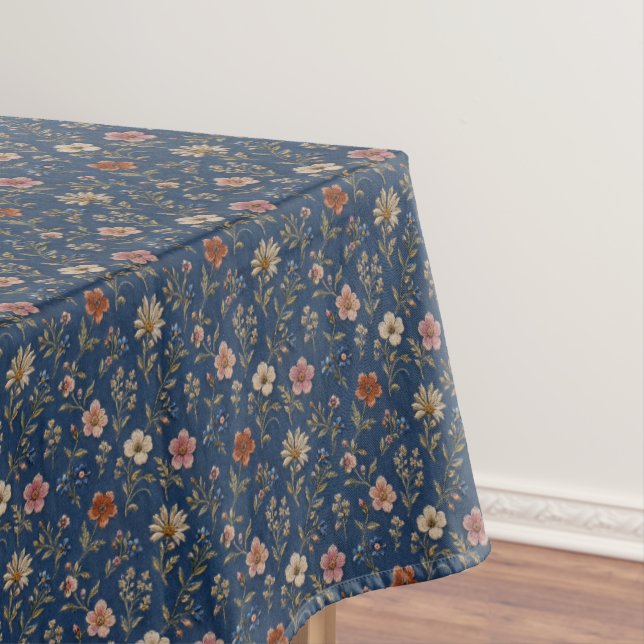 Nappe Fleurs sauvages simples brodées sur fond de denim (In Situ)