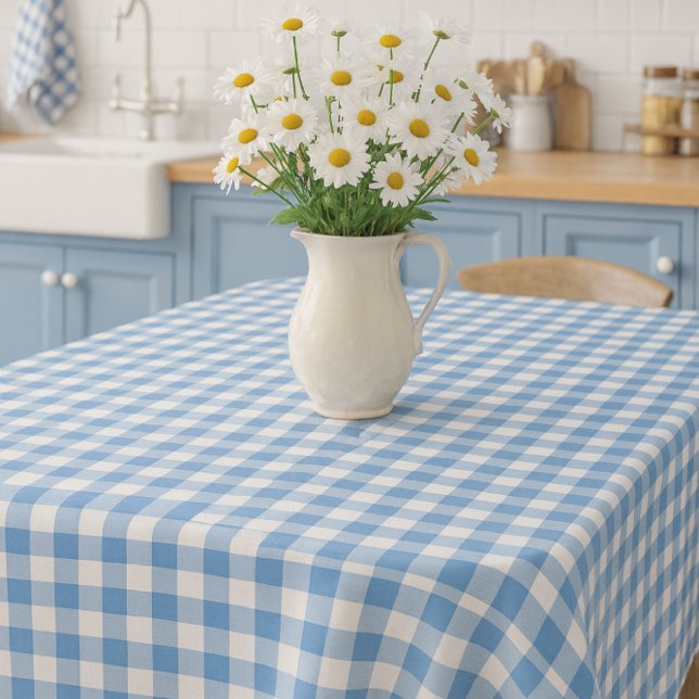 Nappe Gingham Bleu et Blanc de style fermier  (French country table with white daisy flowers and gingham a timeless look for home or garden.)