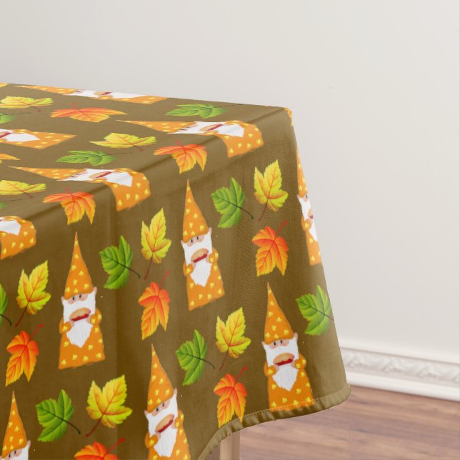 Nappe Gnome de Thanksgiving et feuilles d'automne sur fo (In Situ)