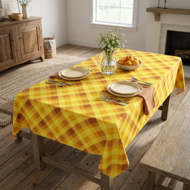 Nappe grande taille à carreaux jaune vif de jaune  (Cute Egg Yolk Yellow Plaid Large Tablecloth covering a table in a farmhouse style dining room.)