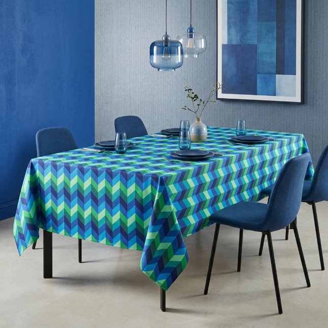Nappe grande taille à chevrons ombrés bleu-vert (Blue Green Ombre Chevrons Large Tablecloth covering a table in a modern style dining room.)