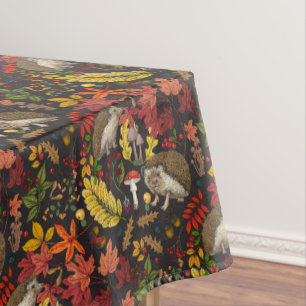 Nappe Hérissons et flore forestière d'automne sur fond n