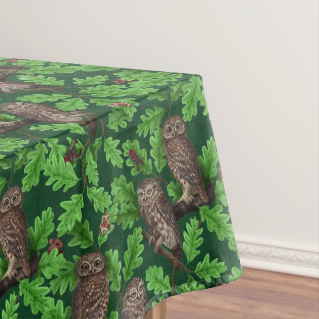 Nappe Hiboux dans la forêt sur fond vert foncé (In Situ)