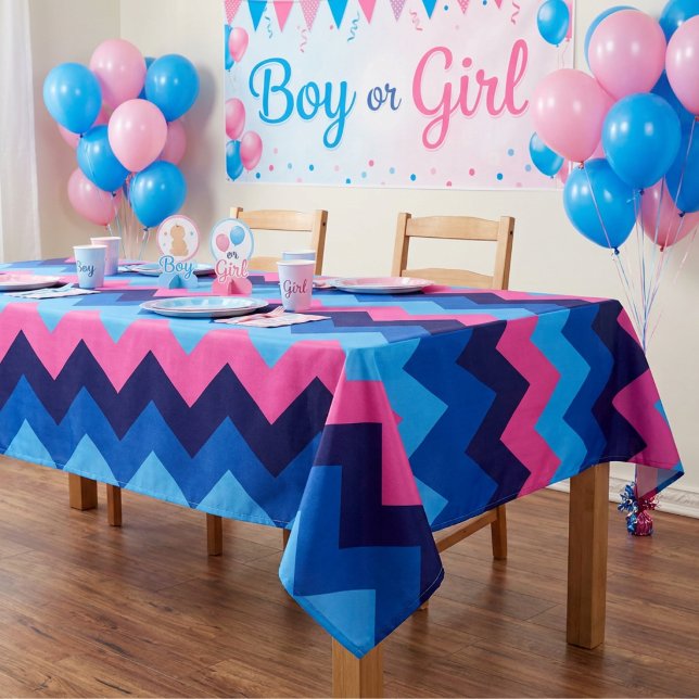 Nappe moyenne à motif chevron bleu rose Cool (Cool Blue Pink Chevron Pattern Medium Tablecloth covering a table at a gender reveal party.)