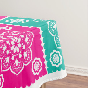 Nappe Papel Picado mexicain coloré sur fond blanc