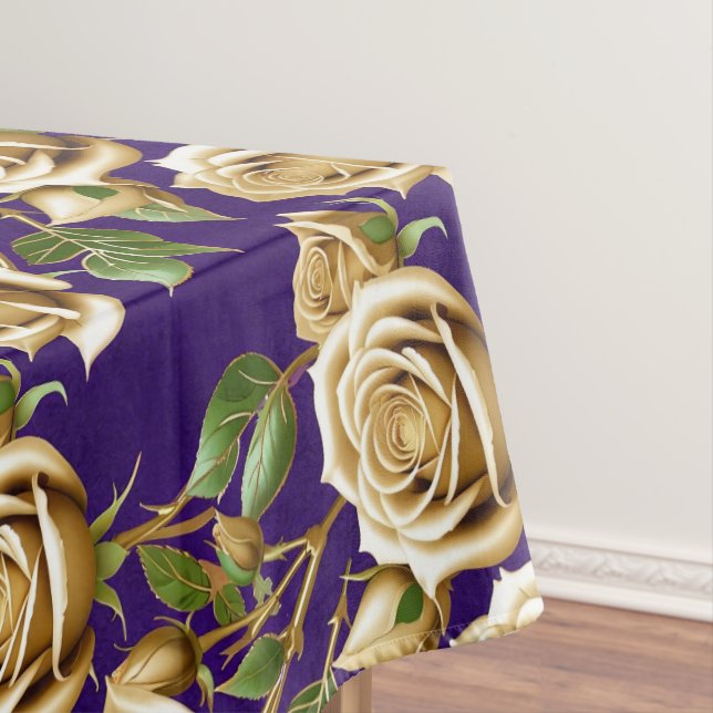 Nappe Roses Dorées Avec Des Feuilles Vertes Luxuriantes (In Situ)