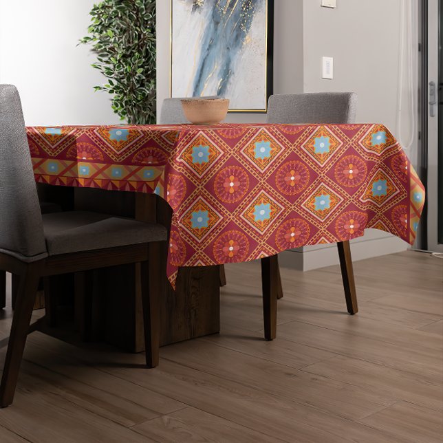 Nappe Style ethnique Batik traditionnel Motif géométriqu (A table is covered with a a Traditional Batik Ethnic Style Geometric Pattern Tablecloth.)