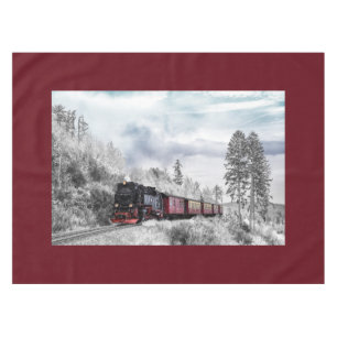 Nappe Train vintage traversant le paysage hivernal