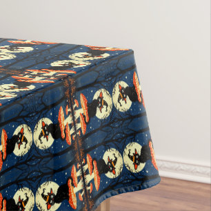Nappe Une petite chatte noire et magique assise sur un c