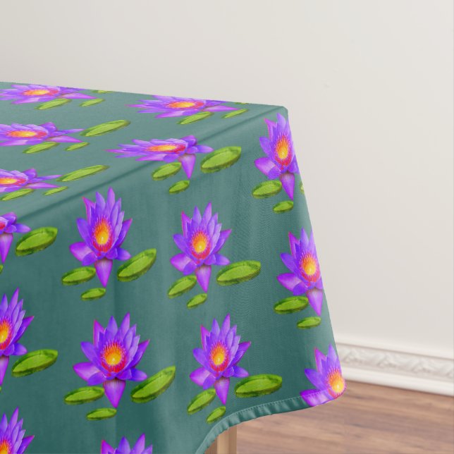 Nappe Violet Lotus Fleurs & Lily Pads sur Sapphire Green (In Situ)