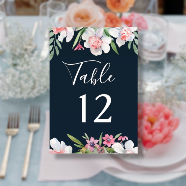 Narcisse blanc sur numéro de table de mariage mari (Créateur téléchargé)