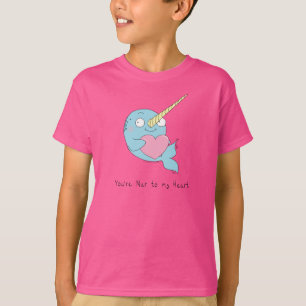 Narwhal serrant le T-shirt de l'enfant d'un garçon