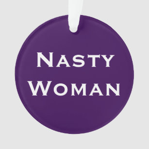 Nasty Woman, texte en gras sur le violet clair et 