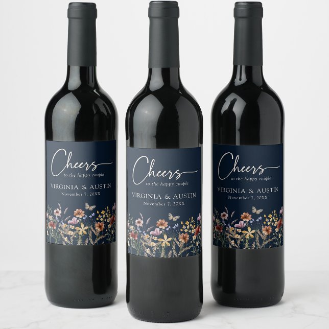 Navy Blue Cheers Floral Mariage Étiquette de vin (Navy Blue Cheers Floral Wedding Wine Label with Butterfly by Painted Paperie
)