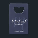 Navy Blue Modern Script Cuomsmen personnalisé<br><div class="desc">Ajoutez une touche personnelle à votre mariage grâce à l'ouvre-bouteille personnalisé des groomsmen carte de crédit. Ce ouvre-bouteille contient le nom des groomsmen personnalisées en style de police de script moderne blanc et monogramme en style de police de script moderne bleu clair en arrière - plan avec titre et date...</div>