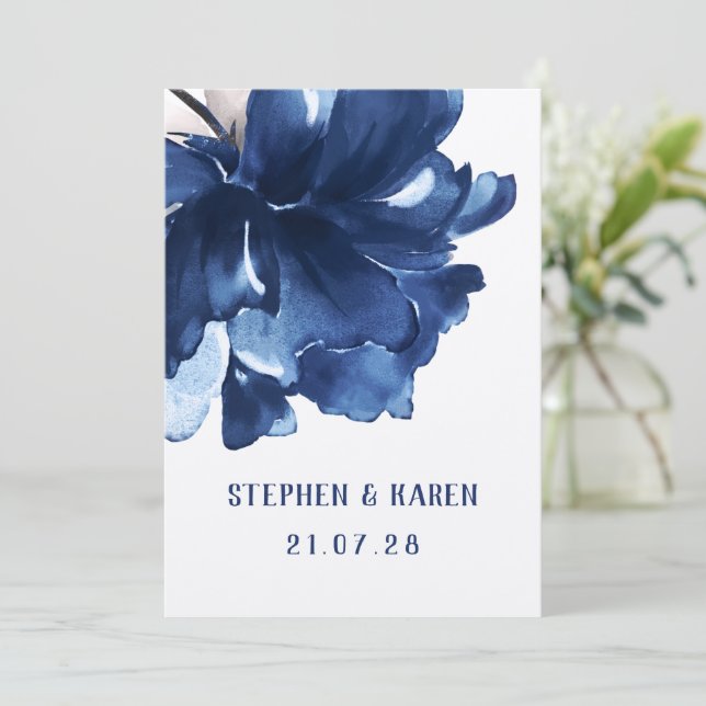 Navy Blue Poppy Elegant Mariage Invitation (Debout devant)