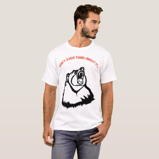 Ne pensez pas même cela le T-shirt grisâtre fâché