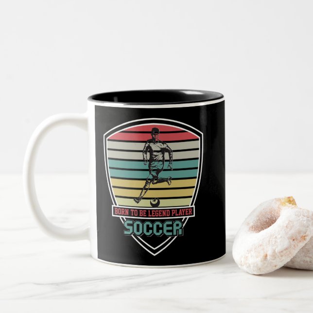Né pour être légendaire joueur de football mug (Avec donut)