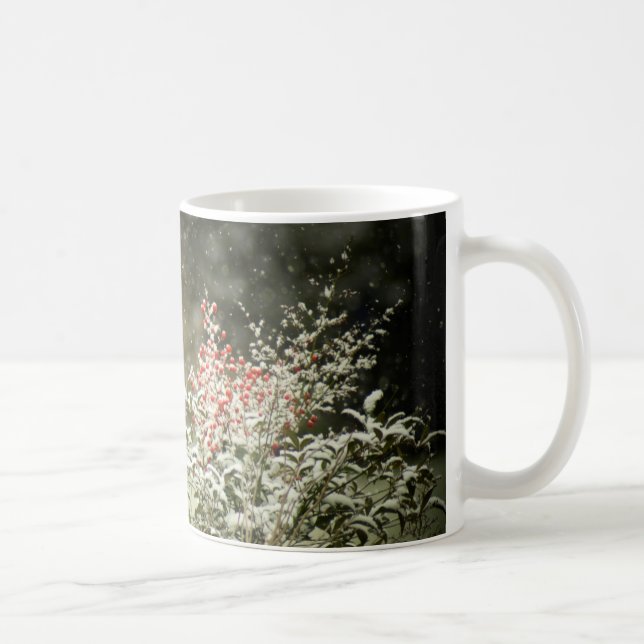 Neige d'hiver sur la tasse de photo de baies (Droite)