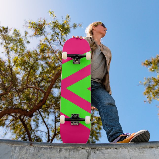 Neon Pink & Green Zigzag Skateboard – Customizable (Extérieur 1)