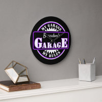 Neon violet blanc Garage Texte sur horloge noire